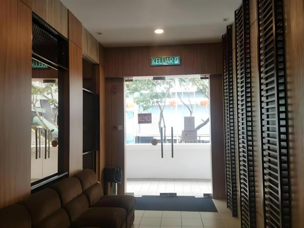 Hotel Holiday Kota Kinabalu Exterior photo